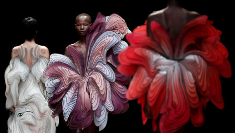 &bdquo;Iris van Herpen&ldquo; kolekcija Paryžiuje