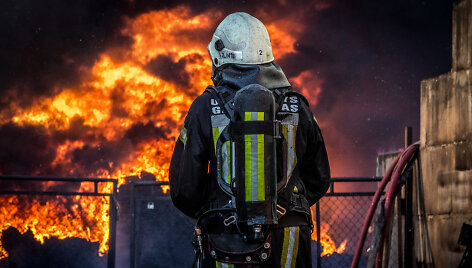 Ugniagesiai gesina gaisrą 