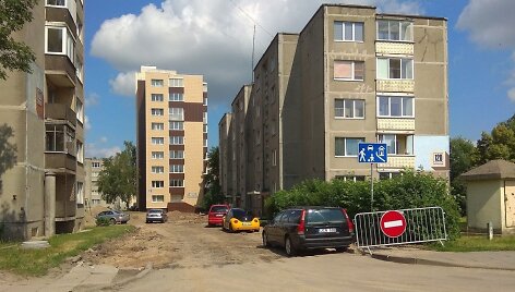 Nors įmonė yra pastačiusi laikinuosius kelio ženklus, nurodančius, kad į tam tikrų kiemų teritoriją įvažiuoti draudžiama, gyventojai ženklų nepaiso.