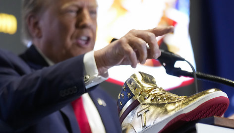 Donaldas Trumpas pristatė savo prekės ženklo sportbačius.