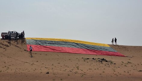 Didžiulė Lietuvos vėliava Saudo Arabijos smėlynuose, Dakaro ralyje