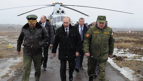 Vladimiras Putinas stebėjo karines pratybas Leningrade