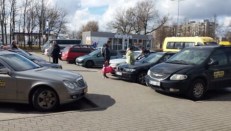 Kairėje &ndash; taksi automobilis, de&scaron;inėje &ndash; pavežėjo