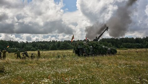 Lietuvos kariuomenės savaeigės haubicos PzH2000 pratybose &bdquo;Ugninis griausmas&ldquo;