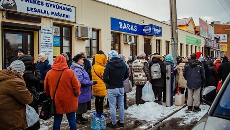 Prie nemokamai dalijamo pieno &ndash; panevėžiečių eilė.