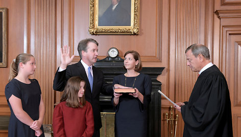 Brettas Kavanaugh prisaikdintas JAV Aukščiausiojo Teismo teisėju