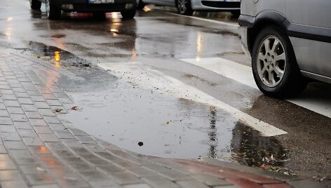 Automobilis &bdquo;Opel&ldquo; partrenkė moterį 