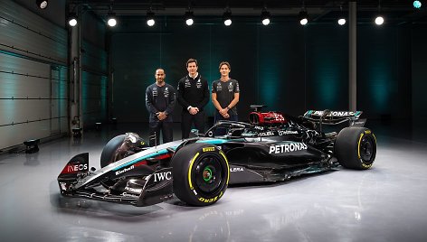„Mercedes“ pristatė naują F1 bolidą W15