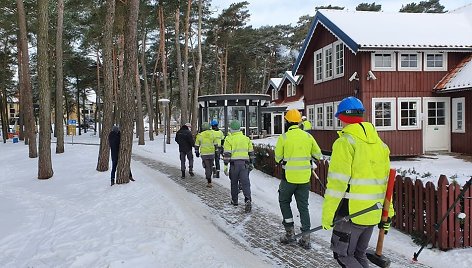 Statybininkai pirmadienį gūžėjo į "Nidos seklyčią", kur prasidėjo svečių namų griovimo darbai.