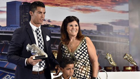 Cristiano Ronaldo su mama ir sūnumi