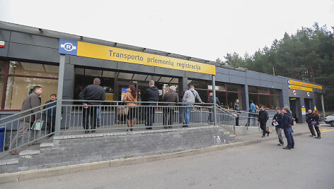 Žmonės prie &bdquo;Regitros&ldquo; Vilniuje
