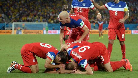 JAV futbolininkai džiaugiasi Johno Brookso įvarčiu