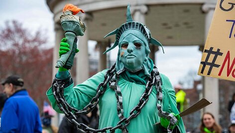 Protestuotojas, apsirengęs kaip Laisvės statula su grandinėmis / AFP