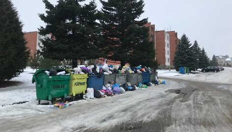 Perpildyti atliekų konteineriai Ariogaloje