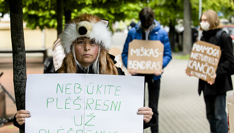 Gyvūnų mylėtojai rinkosi prie Aplinkos ministerijos