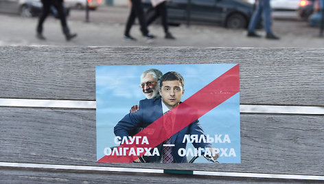 Plakatas su užrašu „Oligarcho tarnas“. Ant jo – Ihoris Kolomoiskis ir Volodymyras Zelenskis