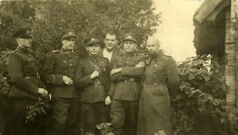 Tauro apygardos partizanų vadovybė (i&scaron; kairės): Vytauto rinktinės &scaron;tabo Žvalgybos skyriaus vir&scaron;ininkas Albinas Raktelis&ndash;Oželis, apygardos vadas Antanas Baltūsis&ndash;Žvejys, Vytauto rinktinės vadas Vytautas Gavėnas&ndash;Vampyras, apygardos &scaron;tabo Politinės dalies vir&scaron;ininkas Alfonsas Vabalas&ndash;Gediminas, apygard