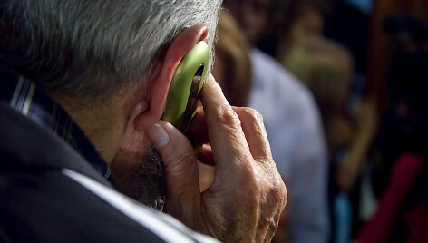 Žmogus kalba mobiliuoju telefonu Kuboje