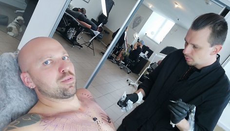 Remigijus Žiogas pasidarė indėnišką tatuiruotę