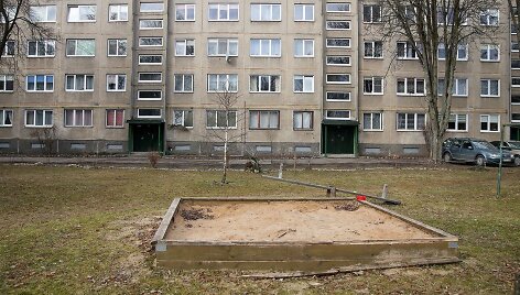 Luk&scaron;io gatvėje esančių 12-ojo ir 14-ojo daugiabučių namų kieme įrengtoje vaikų žaidimų aik&scaron;telėje įniko &scaron;eimininkauti beglobės katės