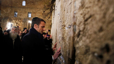 Emmanuelis Macronas prie Raudų sienos
