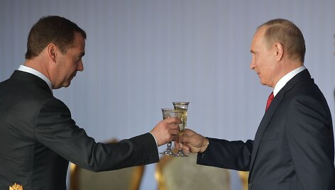 Vladimiras Putinas ir Dmitrijus Medvedevas susidaužia &scaron;ampano taurėmis per &scaron;ventinį priėmimą Maskvoje