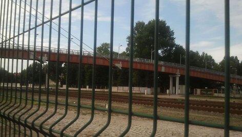 Kol nebuvo naujo tilto, klaipėdiečiai &scaron;ią atkarpą kirsdavo pavojingai sutre&scaron;usiu tiltu arba tiesiog bėgiais. 