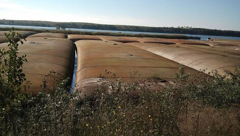 Dokų duobėse susikaupęs dumblas pumpuojamas į milžini&scaron;kus geotekstilės mai&scaron;us
