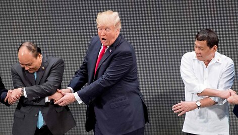 Maniloje pasaulio lyderių pozavimą bendrai nuotraukai sutrikdė Trumpo riktas
