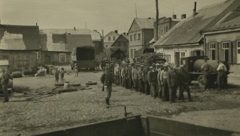 Žydų koloną priverstiniams darbams veda vokiečių kareiviai. Lietuva, Kėdainiai, 1941 m. birželio m.