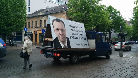 Naglis Puteikis ir jo reklaminis automobilis, pažeidžiantis KET