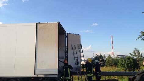 Vilniuje degė anglis gabenęs sunkvežimis.