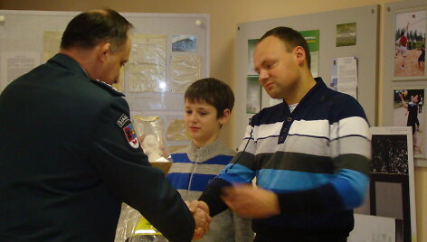 Penktos klasės moksleivio Augusto Petrylos ir jo tėvo pagerbimas &Scaron;iaulių policijoje