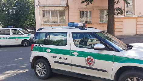 Utenos apskr. VPK tarnybinis automobilis „Škoda Yeti“, stovintis šalia Utenos apskr. VPK pastato.