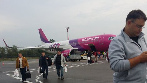 Vos pakilęs &bdquo;Wizz Air&ldquo; orlaivis sugrįžo į Vilniaus oro uostą, nes į jį pataikė žaibas.