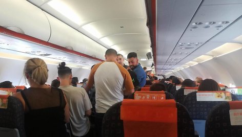 „EasyJet“ lėktuve sėdintys keleiviai perspėti, jog atidėto skrydžio gali tekti laukti dar keletą valandų