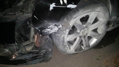 Neblaivi mergina sudaužė prabangų automobilį