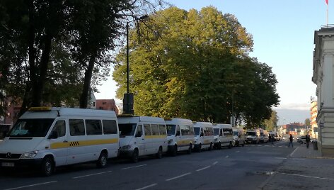 Po Klaipėdos mero langais i&scaron;sirikiavo mikroautobusų kolona ir susibūrė vairuotojai.