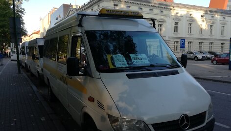 Po Klaipėdos mero langais i&scaron;sirikiavo mikroautobusų kolona ir susibūrė vairuotojai.