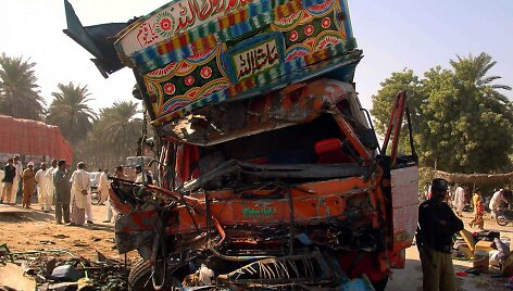 Autobuso ir sunkvežimio avarija Pakistane