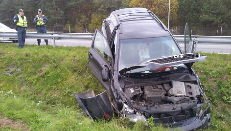 &bdquo;Lexus&ldquo; avarija Grigi&scaron;kėse
