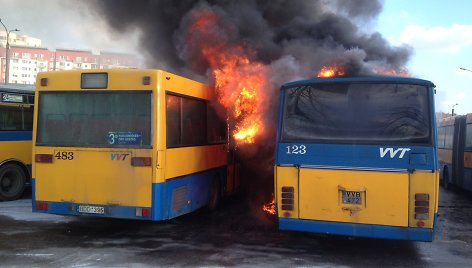 Vilniuje, Fabijoniškių mikrorajone sudegė maršrutinis miesto autobusas