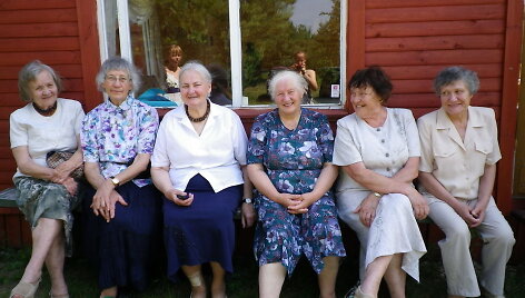 Molėtų rajone vyksta siuvinėjimo stovykla