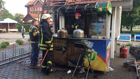 Nidoje sudegė spragėsių vežimėlis