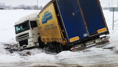 Netoli Panevėžio nuo kelio nuvažiavo vilkikas