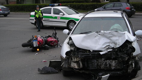 Motociklo susidūrimas su automobiliu 