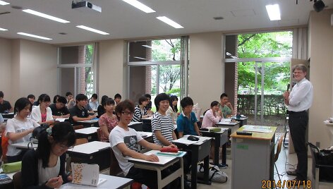 A.Zykas dėsto japonams