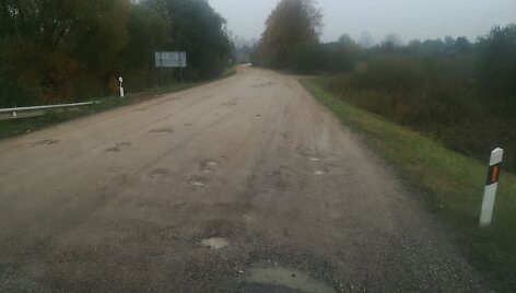 Gyventojai skundžiasi, jog kelias, jungiantis Tadaravą su Mediniais Strėvininkais, liko be priežiūros.