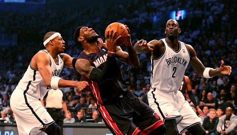  „Nets“ žaidėjas Paulas Pierce'as stabdo „Heat“ lyderį LeBroną Jamesą 