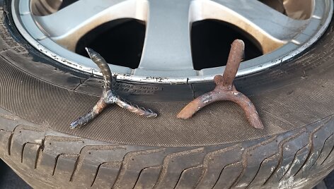 Dygliai, kuriais buvo sugadintos automobilių padangos